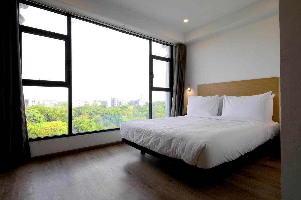 Crayon Hotels Gandhinagar Exterior photo